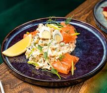 Оливье с лососем и раковым муссом 