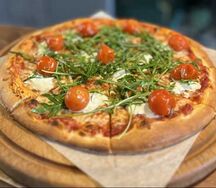 Пицца с руколой и страчателлой