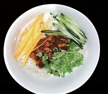 112 Лапша с говядиной и овощами в кунжутной пасте