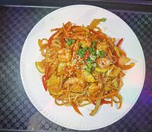 Жареная лапша с креветками