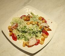 Салат Цезарь с курицей