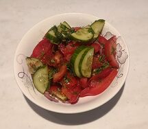 Соленый помидор и огурец