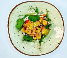 Салат с хрустящим баклажаном и томатами