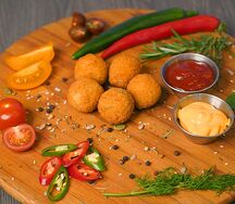 Острые сырные шарики с нежным сыром моцарелла