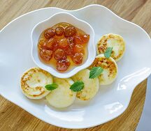 Сырники с вареньем из белой черешни и сметаной