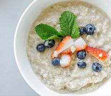 Каша овсяная с ягодами и малиновым вареньем