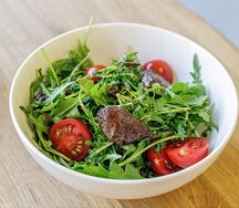 Салат с куриной печенью и малиновым соусом