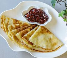 Блины с вареньем из лесной земляники