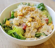 Цезарь с куриной грудкой и беконом