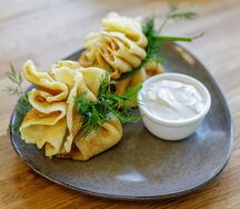 Блинные корзинки с пастрами из индейки 