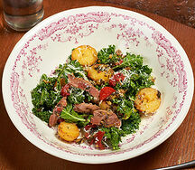 Теплый салат с уткой и зеленой сальсой