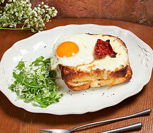 Крок мадам с бастурмой чедер и глазуньей