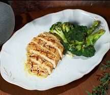 Стейк из цыпленка с брокколи и айоли