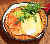 Датский блин с лососем, яйцом пашот, гуакамоле