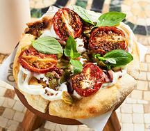 Пицца с вялеными томатами и маслинами