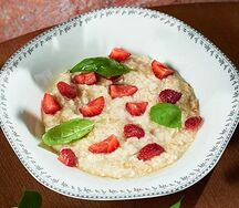 Овсяная каша с ягодами и медом