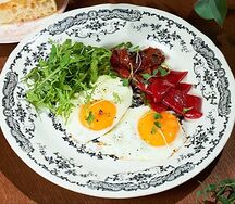 Глазунья с пастрами и вялеными томатами