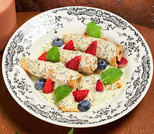 Блины маковые с горячим соусом и ягодами