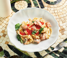 Феттучини с лососем и красной икрой