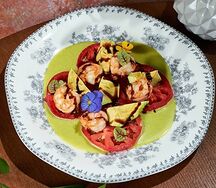 Салат креветки, авокадо, томат