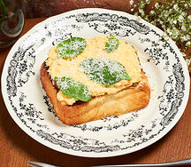 Скрембл на бриошь с грибным рагу