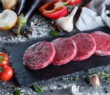 Биточки из индейки со свеклой и черносливом