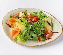 Салат со слабосоленой сёмгой