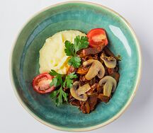 Бефстроганов с картофельным пюре