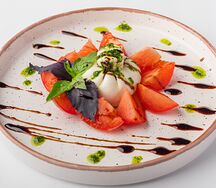 Буррата с томатами