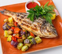Дорадо, запечённая с овощами