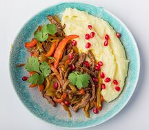 Ташмиджаби с жареной говядиной и картофельным пюре