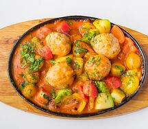 Куриные биточки с овощами