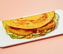 Кыстыбургер с куриным шницелем и овощами