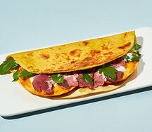 Кыстыбургер с омлетом и копченой кониной