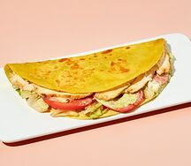 Кыстыбургер с запеченной курицей и соусом цезарь