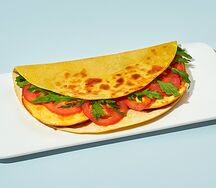 Кыстыбургер с омлетом, томатами и рукколой