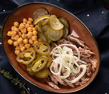 Рваная говядина с маринованными овощами