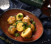 Картофель с зеленью и чесноком