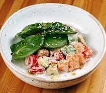 Салат с лососем и авокадо