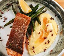 Стейк из семги с картофельным пюре и кенийской фасолью