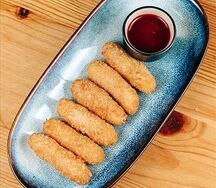 Сырные палочки с вишневым соусом