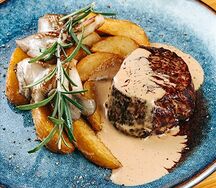 Стейк миньон с картофелем и вешенками