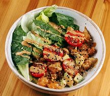 Салат с креветками темпура в соусе чили