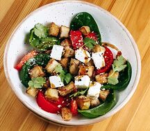 Салат с хрустящим баклажаном и сладкими томатами