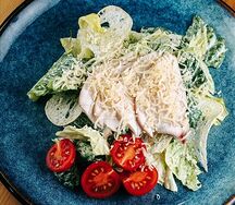 Салат Цезарь с курицей