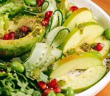 Зеленый салат с яблоком и авокадо