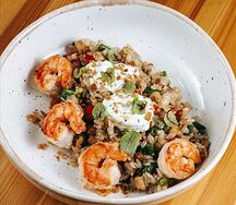 Жареный рис, креветки, сливочный крем