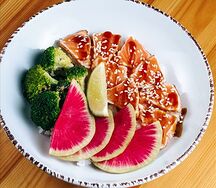 Горячий болл с лососем татаки и брокколи