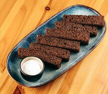 Чесночные гренки со сливочным соусом