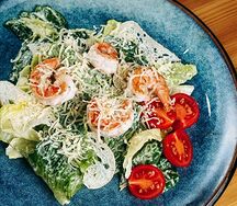 Салат Цезарь с креветками